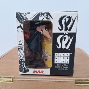 Spy Vs Spy Mega Mini Kit Figures And 32 Page Book Box Plastic White Spy DAMAGED